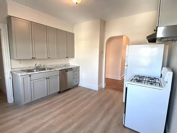 $3,300 | 18-20 North High Street, Unit 4, Melrose, MA 02176