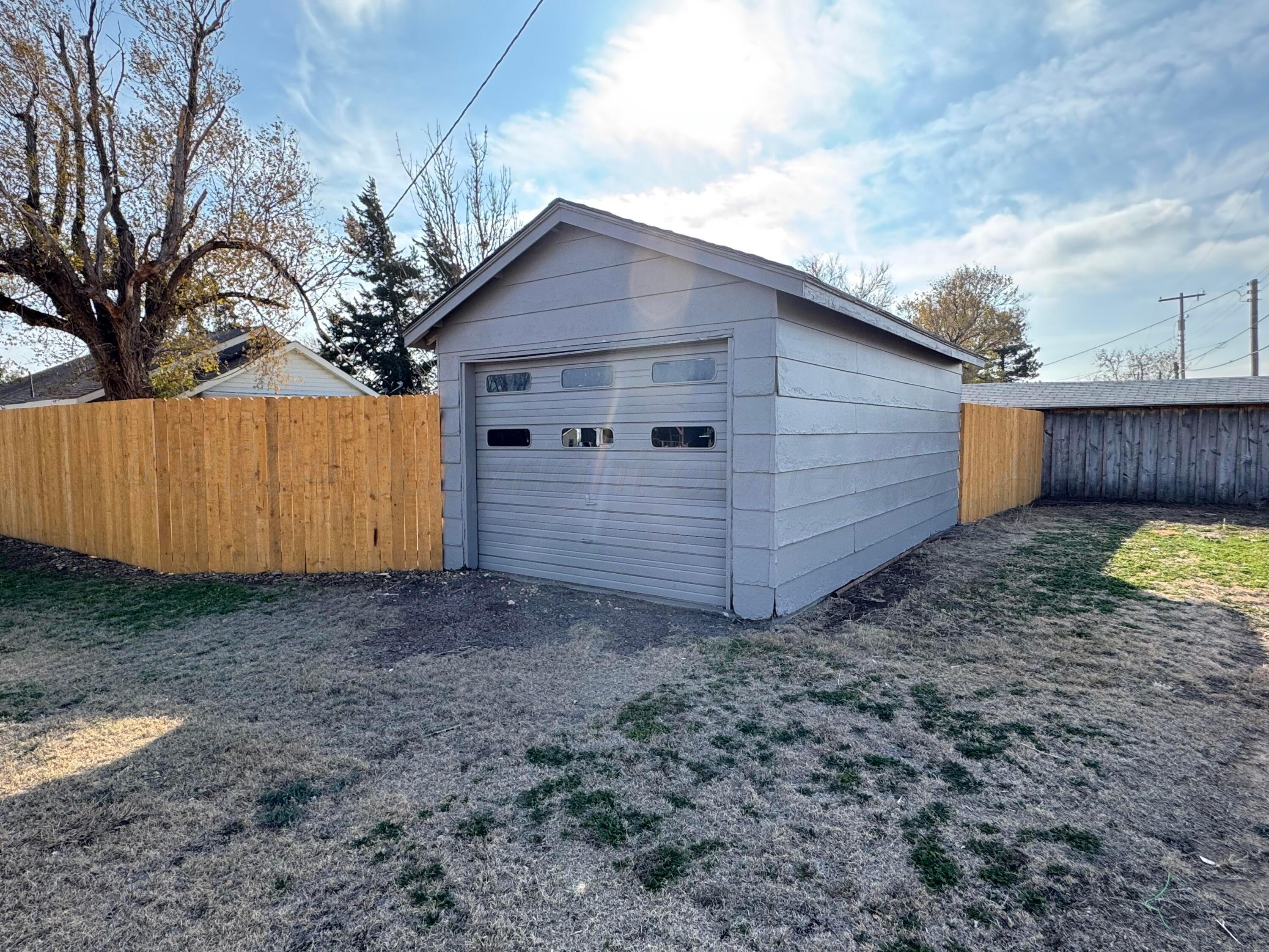 600 13th Street Vega, TX 79092 - Photo 19 of 22 Garage faces north