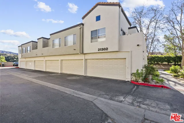 $389,000 | 21302 Nandina Lane, Unit 202, Newhall, CA 91321