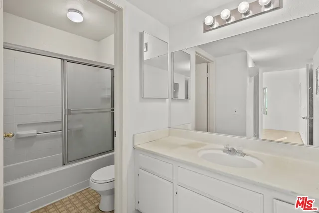 $389,000 | 21302 Nandina Lane, Unit 202, Newhall, CA 91321