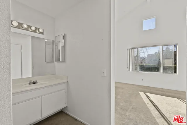 $389,000 | 21302 Nandina Lane, Unit 202, Newhall, CA 91321