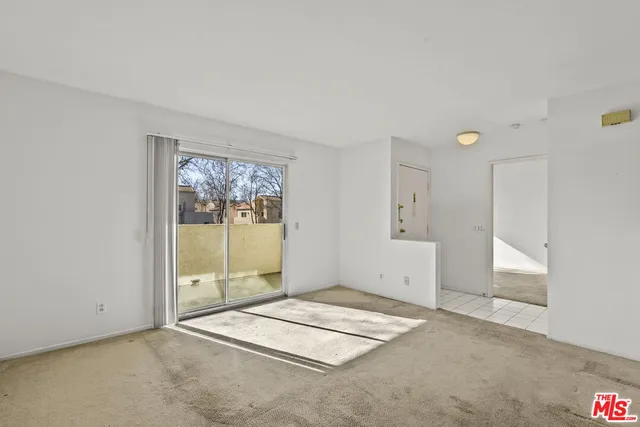 $389,000 | 21302 Nandina Lane, Unit 202, Newhall, CA 91321