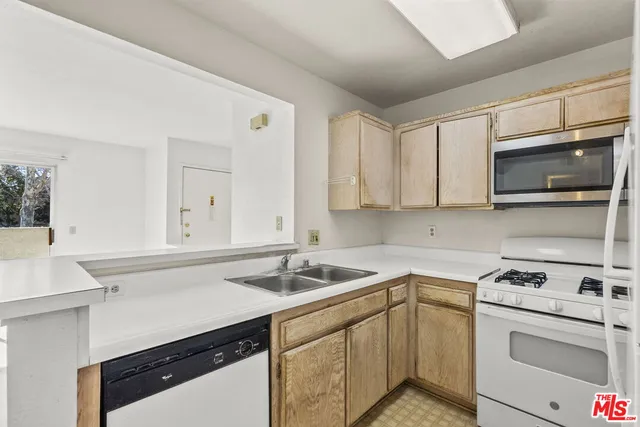 $389,000 | 21302 Nandina Lane, Unit 202, Newhall, CA 91321