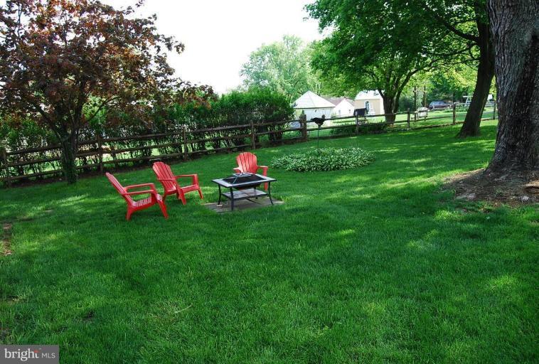 26621 Ridge Road Damascus, MD 20872 - Photo 2 of 18 a backyard of a house with table and chairs