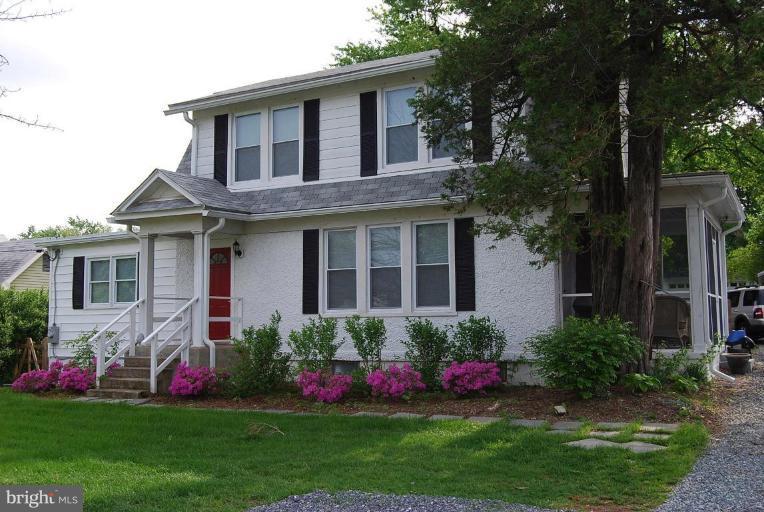26621 Ridge Road Damascus, MD 20872 - Photo 5 of 18 a front view of a house with a garden and plants