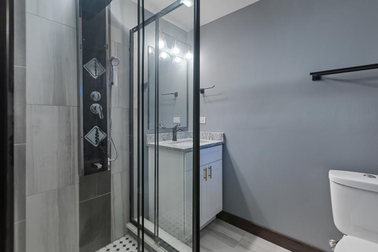 442 East 48th Street, Unit B1 Chicago, IL 60615 - Photo 16 of 21 a bathroom with a toilet and a mirror