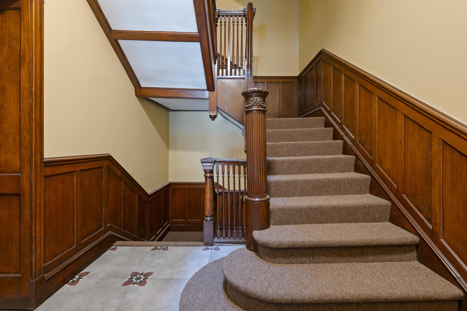 442 East 48th Street, Unit B1 Chicago, IL 60615 - Photo 8 of 21 a view of entryway