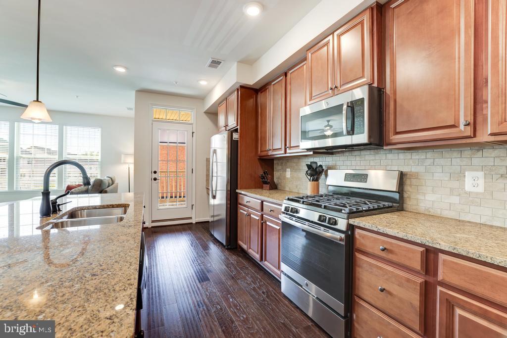 7799 Culloden Crest Lane Gainesville, VA 20155 - Photo 15 of 41 42" maple cabinets