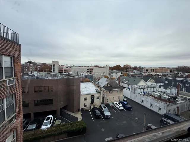 $2,925 | 190 1st Street, Unit 5E, Mineola, NY 11501