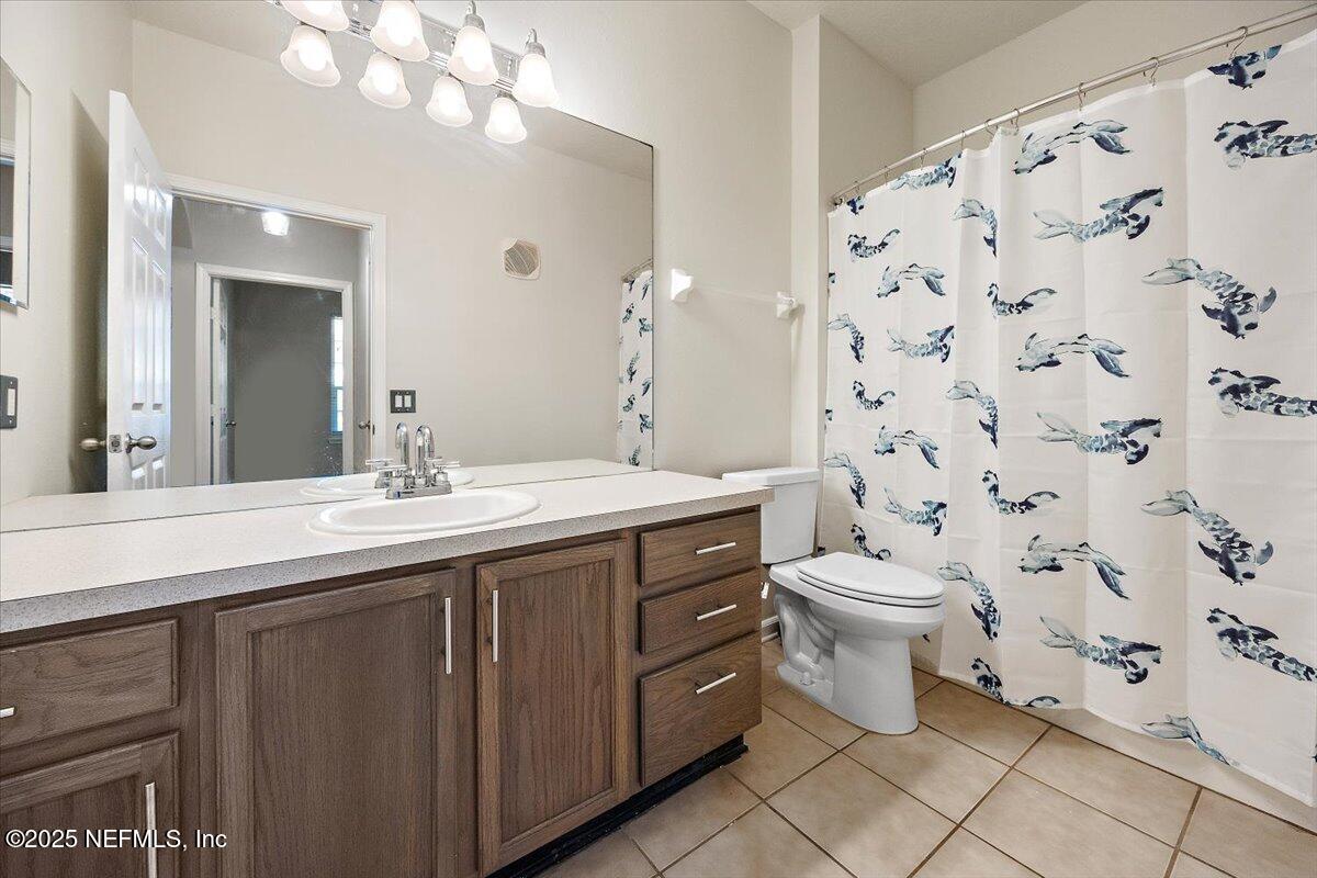 10550 Baymeadows Road, Unit 807 Jacksonville, FL 32256 - Photo 11 of 22 a bathroom with a double vanity sink mirror and toilet