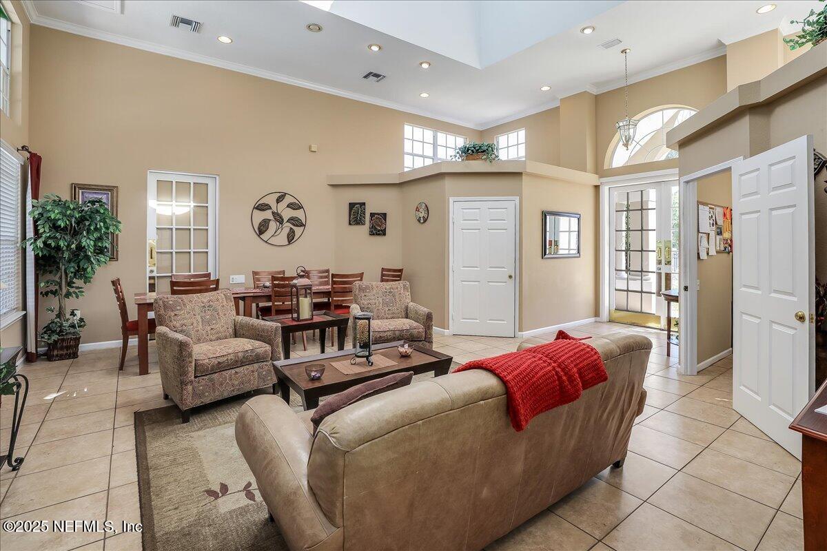 10550 Baymeadows Road, Unit 807 Jacksonville, FL 32256 - Photo 15 of 22 a living room with furniture