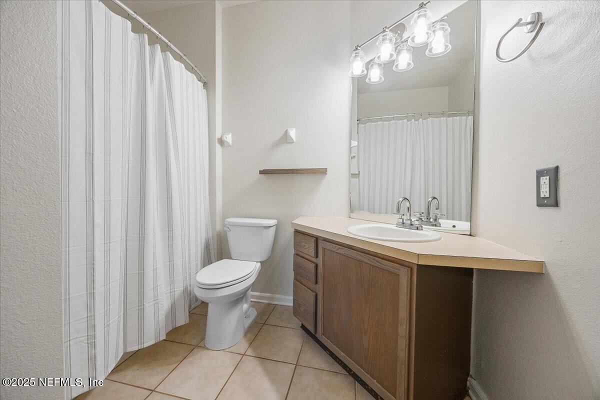 10550 Baymeadows Road, Unit 807 Jacksonville, FL 32256 - Photo 9 of 22 a bathroom with a toilet sink and mirror