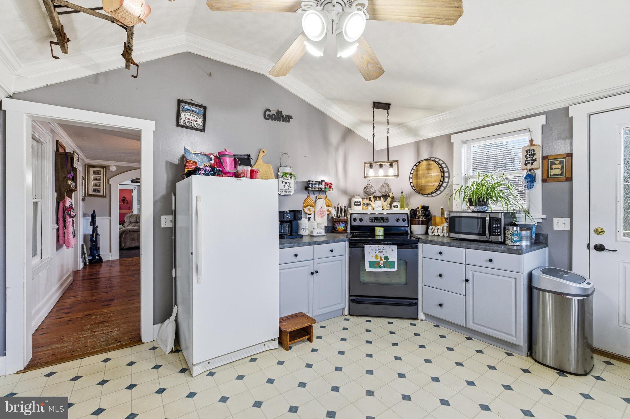 214 Chapel Road Stanley, VA 22851 - Photo 6 of 77