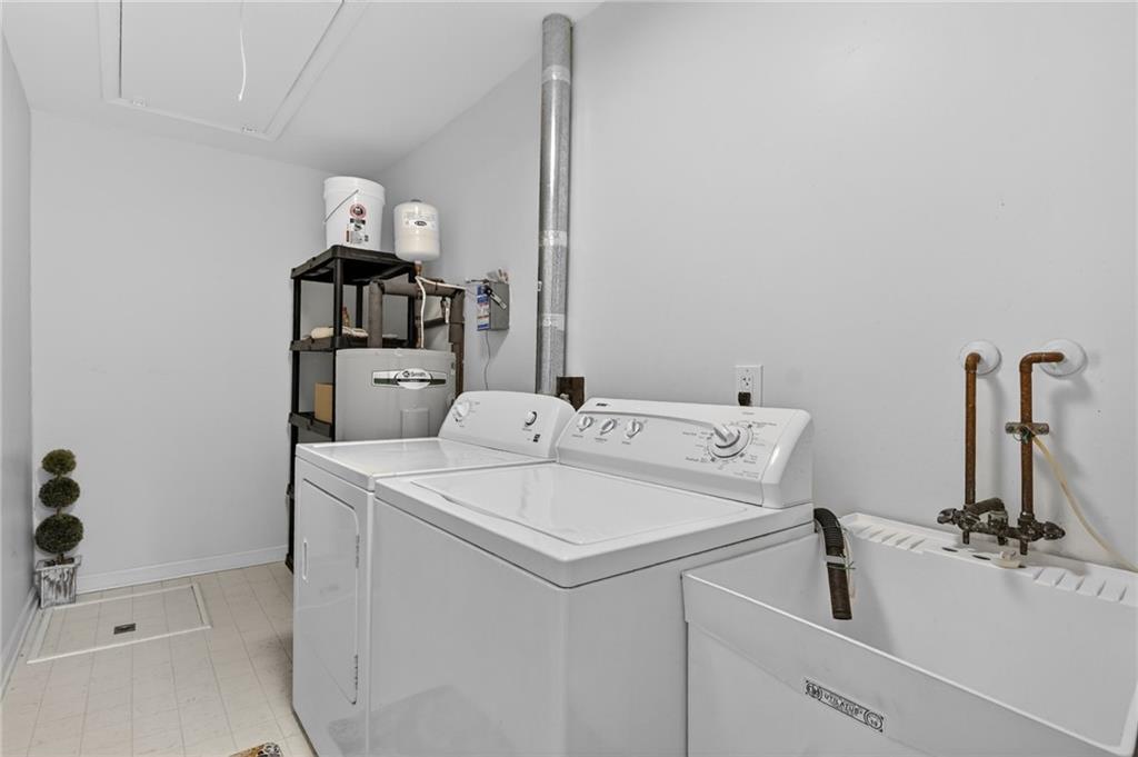 142 Roscommon Place Canonsburg, PA 15317 - Photo 28 of 31 a utility room with dryer and washer