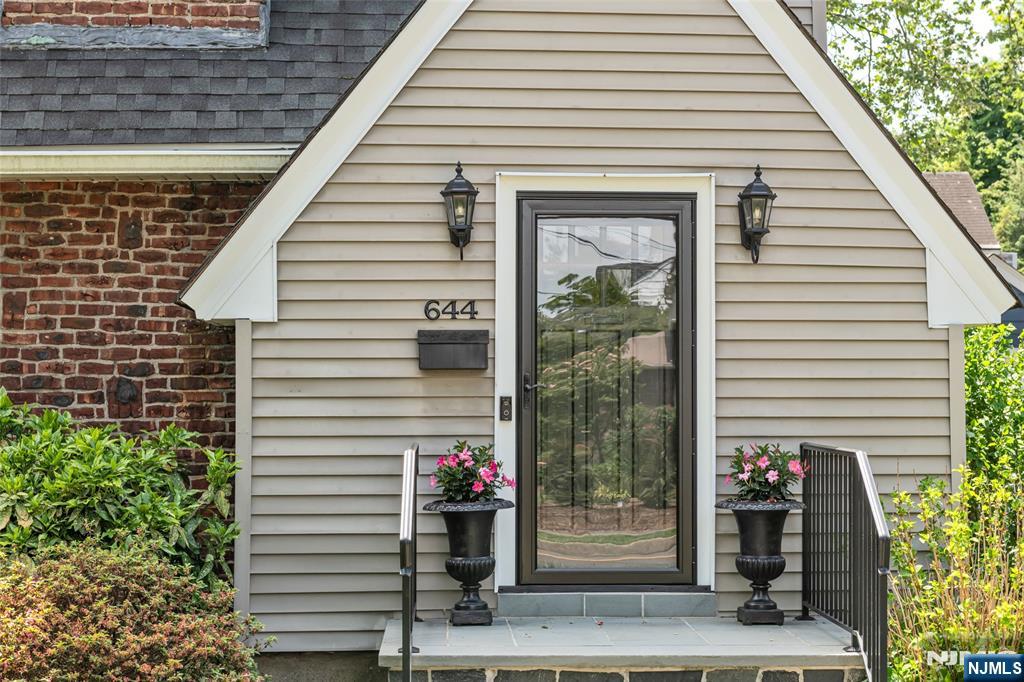 644 Linwood Avenue Ridgewood, NJ 07450 - Photo 3 of 42