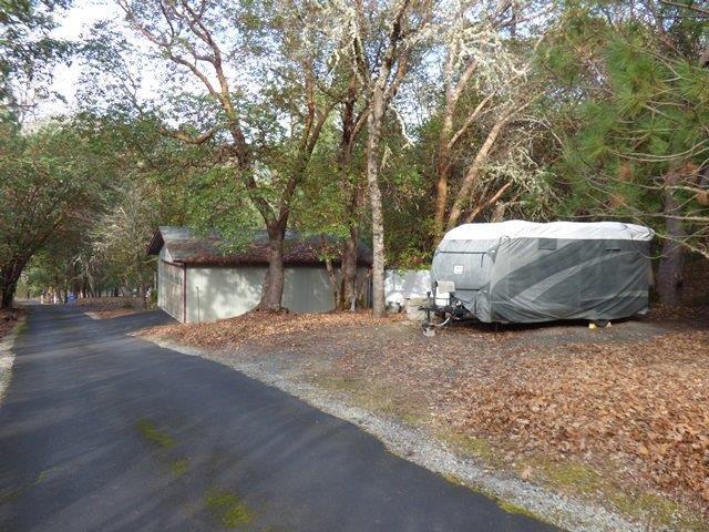 968 Wards Creek Road Rogue River, OR 97537 - Photo 21 of 33 RV Parking and second double car garage.