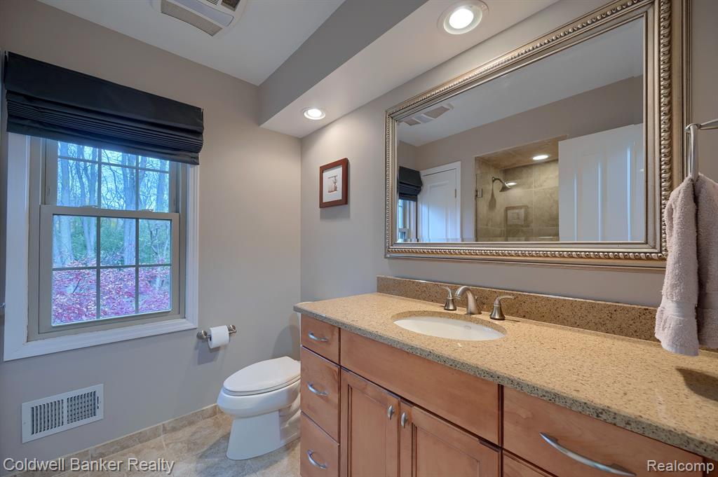 29314 Parkside Farmington Hills, MI 48331 - Photo 24 of 39