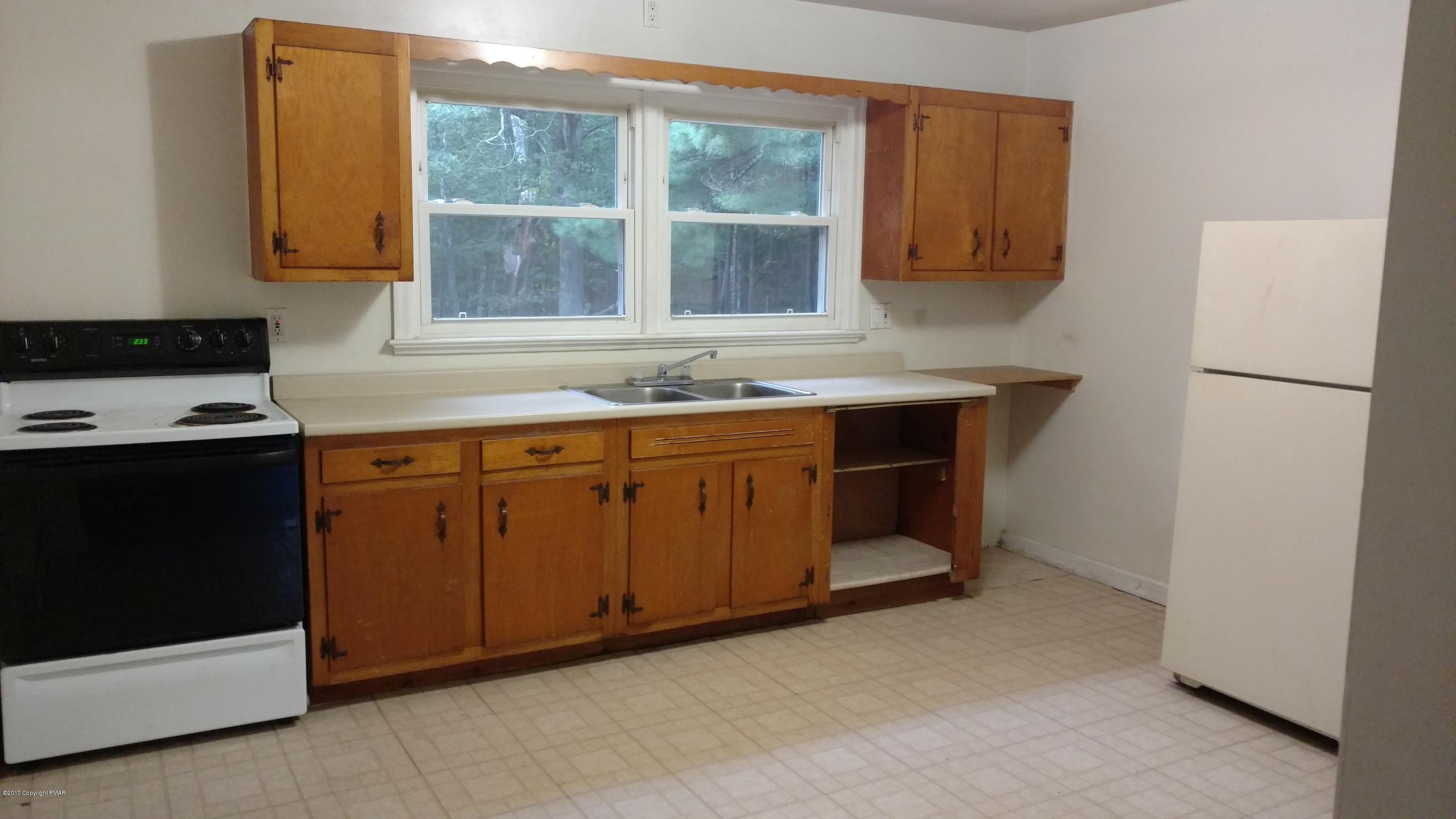 131 Arne Road Bushkill, PA 18324 - Photo 3 of 14 Kit1b