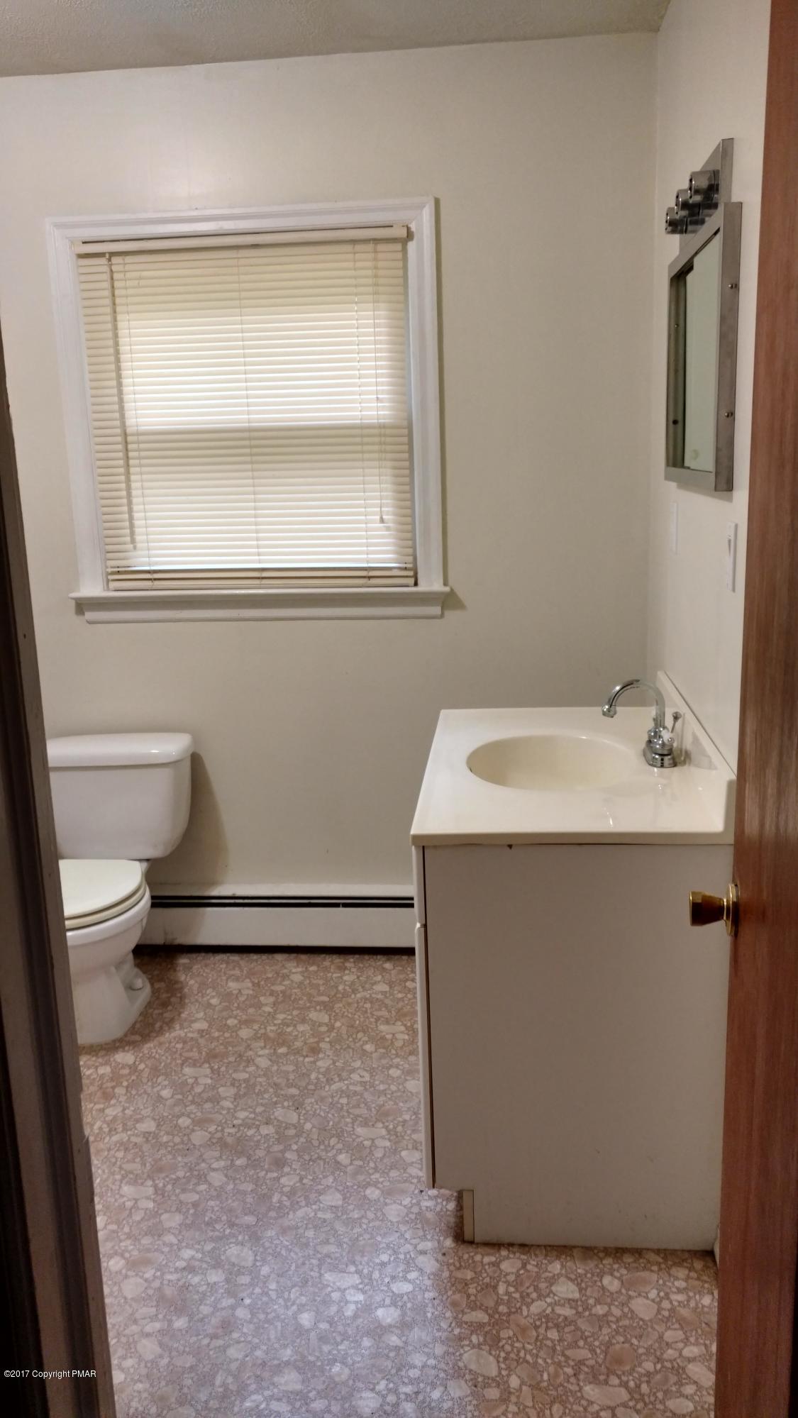 131 Arne Road Bushkill, PA 18324 - Photo 5 of 14 bath1c