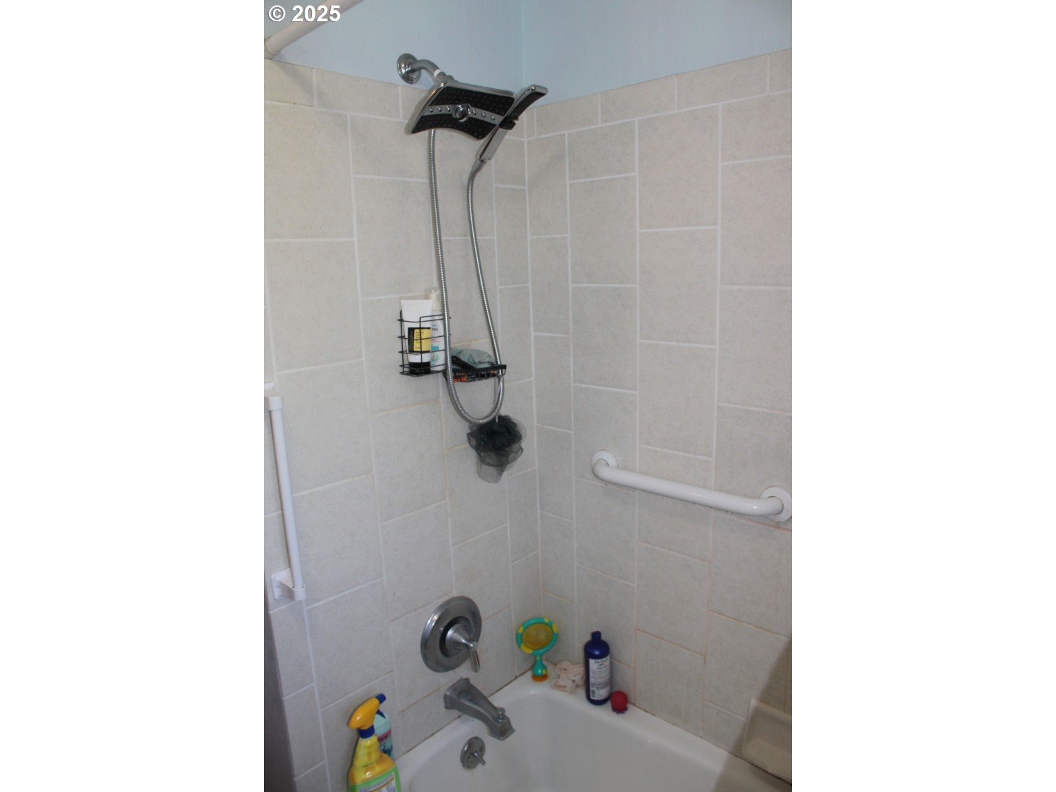 3307 Southwest Kirk Avenue Pendleton, OR 97801 - Photo 15 of 28 a bathroom with a bath tub