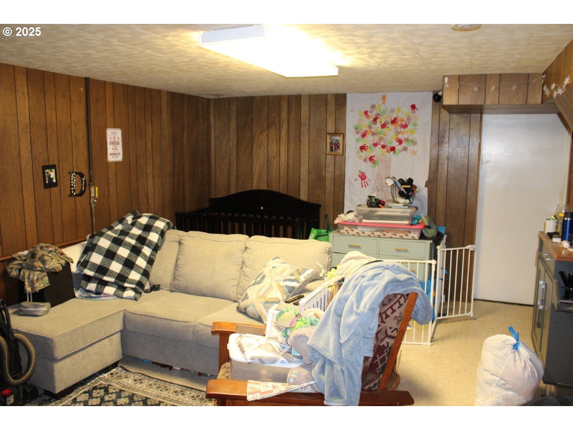 3307 Southwest Kirk Avenue Pendleton, OR 97801 - Photo 16 of 28 a living room with furniture
