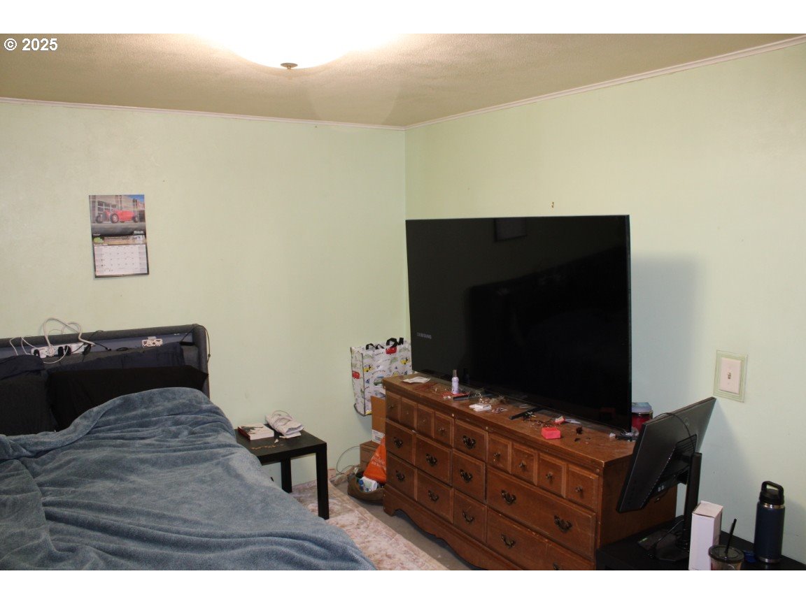 3307 Southwest Kirk Avenue Pendleton, OR 97801 - Photo 17 of 28 a living room with flat screen tv and furniture