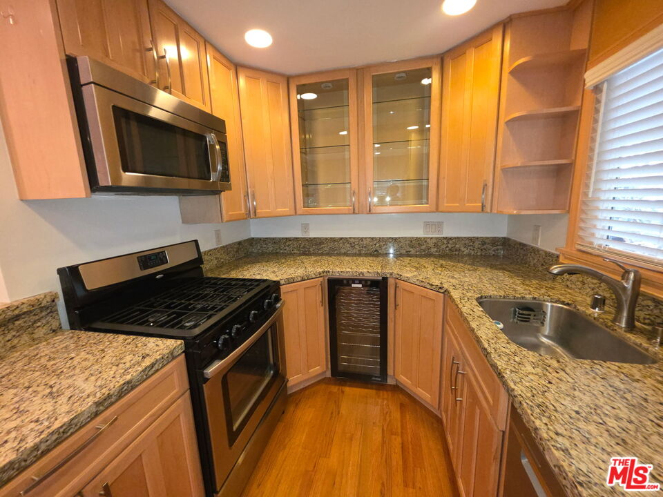 309 Broadway Street, Unit 6 Venice, CA 90291 - Photo 1 of 28 a kitchen that has a sink and a stove