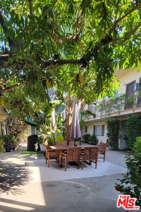 309 Broadway Street, Unit 6 Venice, CA 90291 - Photo 11 of 28 a view of a patio with table and chairs and potted plants