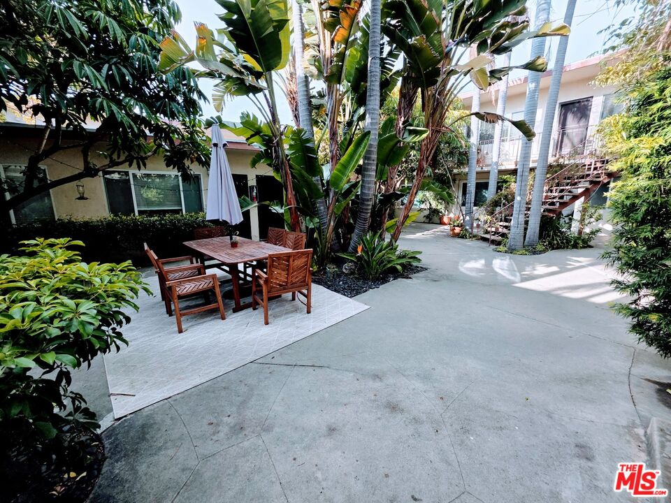 309 Broadway Street, Unit 6 Venice, CA 90291 - Photo 15 of 28 a view of a patio with table and chairs and a large tree