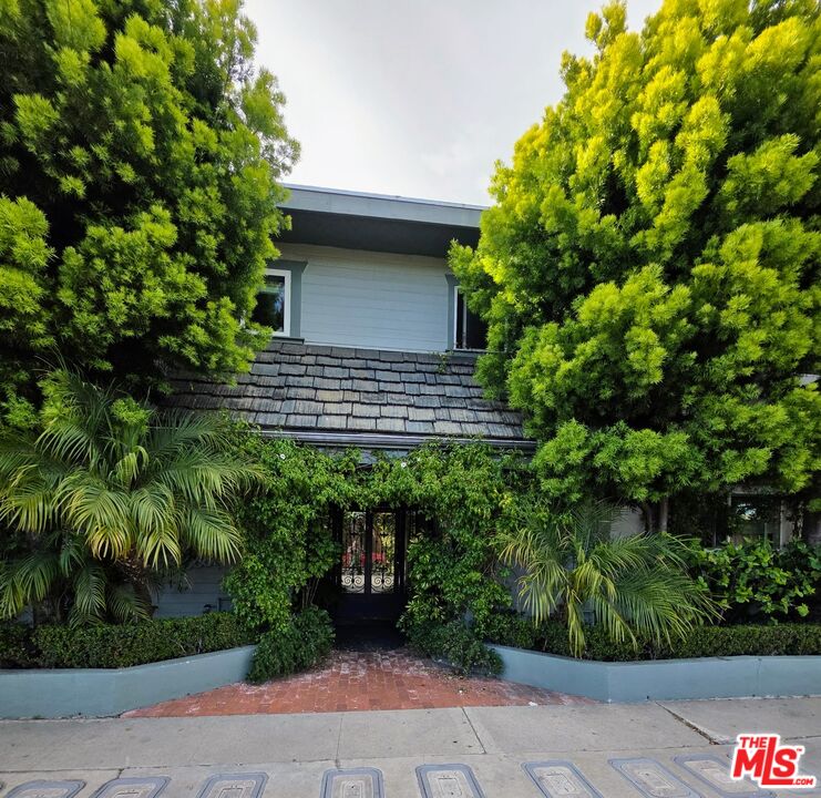 309 Broadway Street, Unit 6 Venice, CA 90291 - Photo 16 of 28 a view of outdoor space and yard