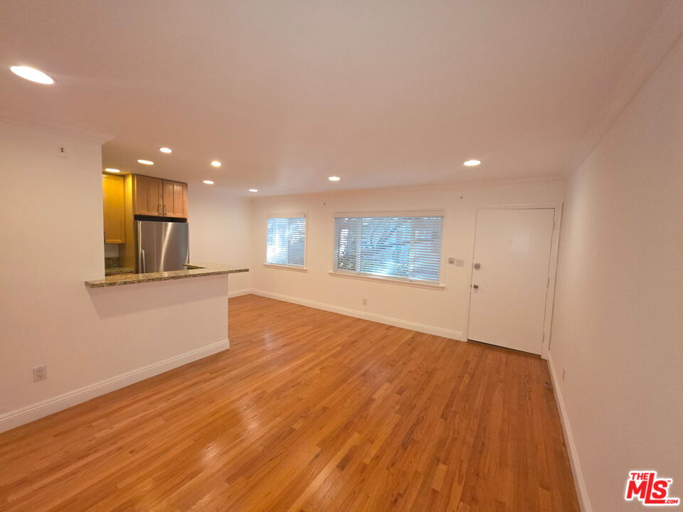 309 Broadway Street, Unit 6 Venice, CA 90291 - Photo 19 of 28 a view of empty room with wooden floor