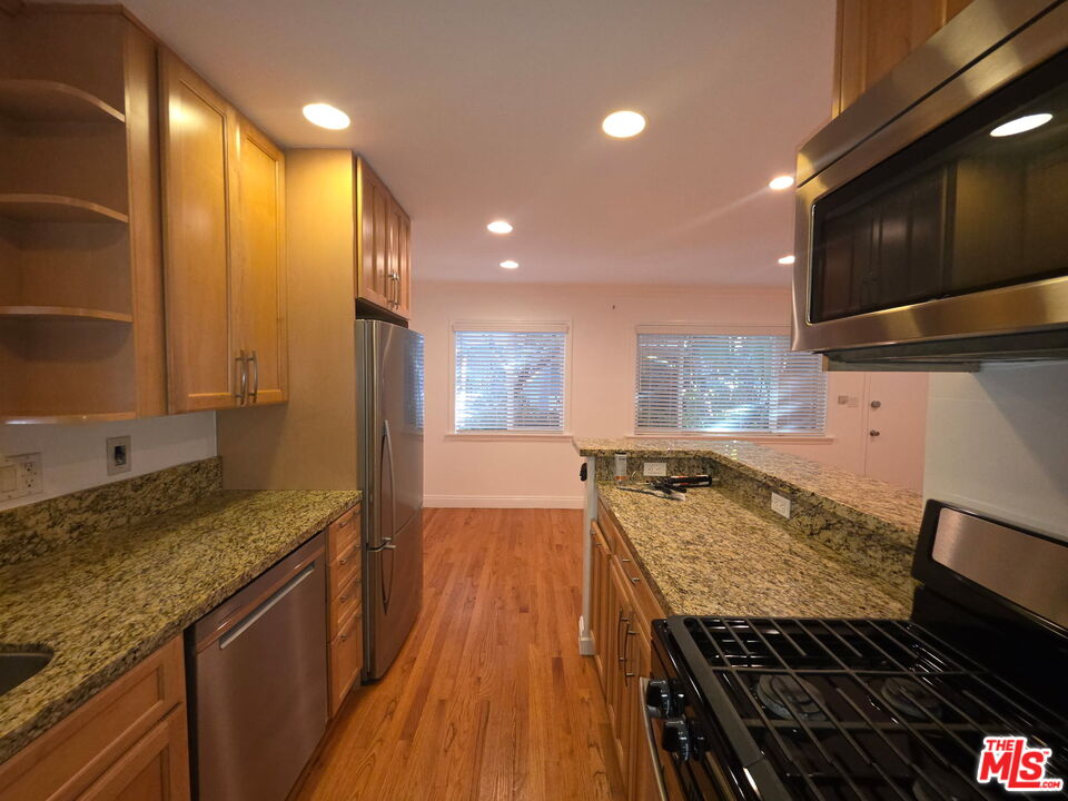 309 Broadway Street, Unit 6 Venice, CA 90291 - Photo 26 of 28 a kitchen with a stove and a sink