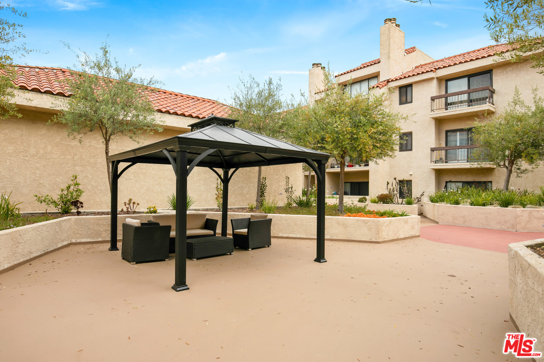 8180 Manitoba Street, Unit 124 Playa del Rey, CA 90293 - Photo 28 of 30 a view of a terrace with sitting area and furniture