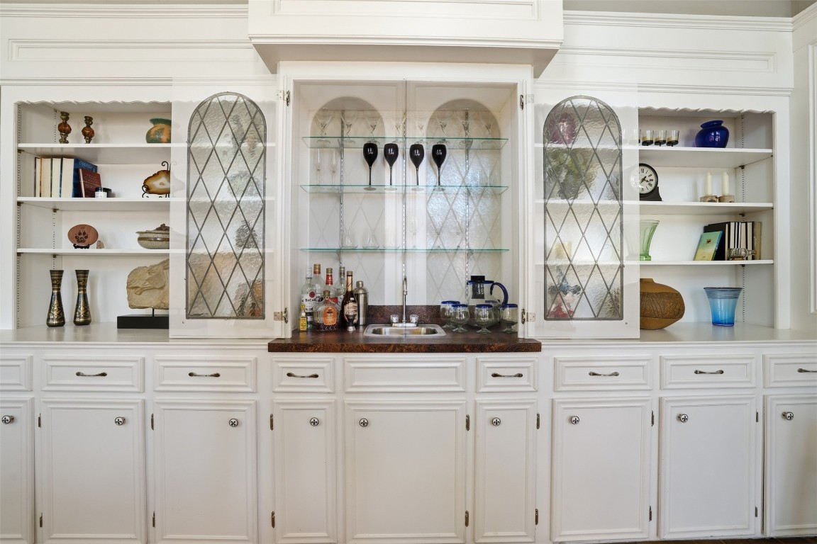 3207 Candleknoll Drive Spring, TX 77388 - Photo 12 of 50 The wet bar is conveniently located in the family room, perfect for gatherings