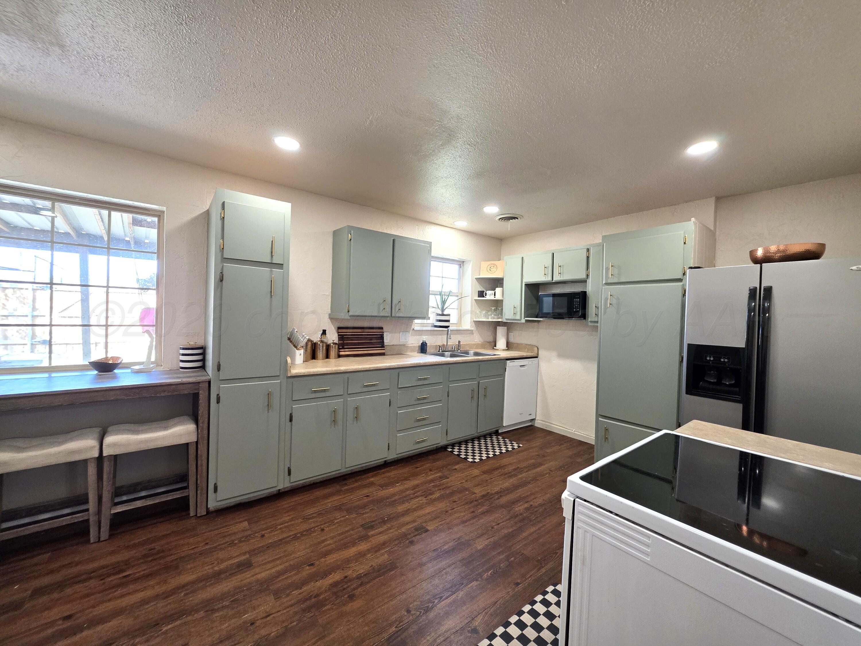 7921 Tumbleweed Road Lefors, TX 79054 - Photo 8 of 32 Kitchen