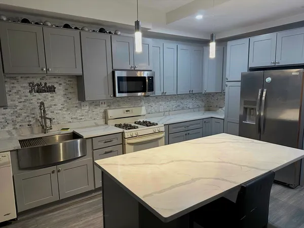 $2,200 | 127 Hawthorn Street, Unit 3, New Bedford, MA 02740