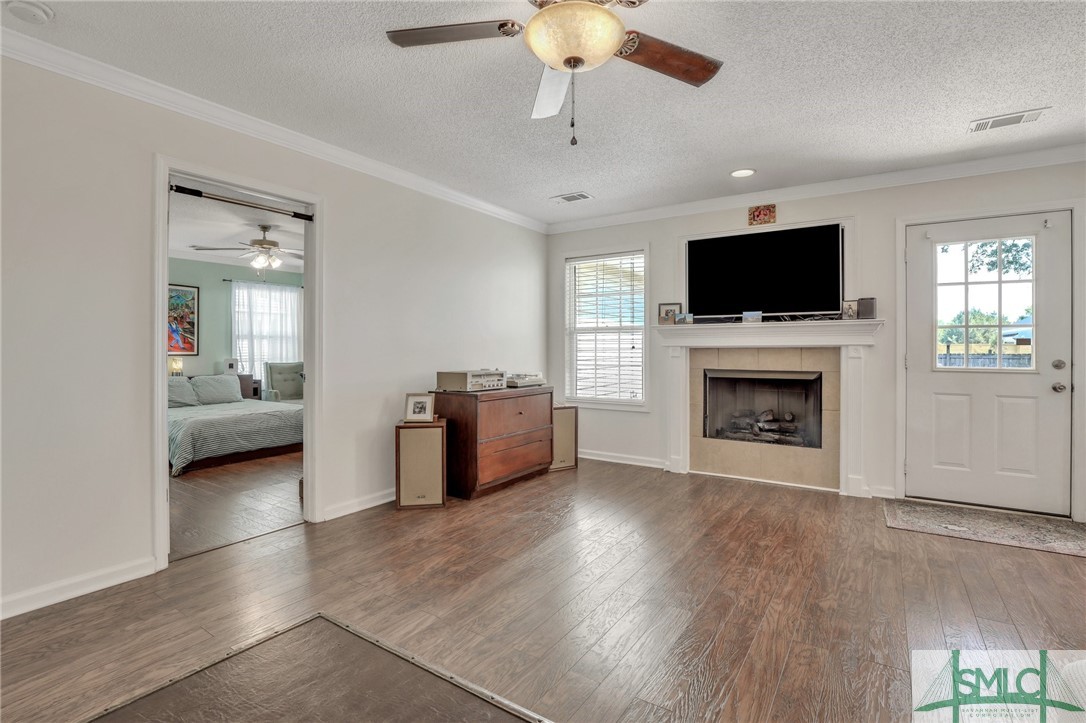 156 Burton Road Savannah, GA 31405 - Photo 4 of 28 Living room