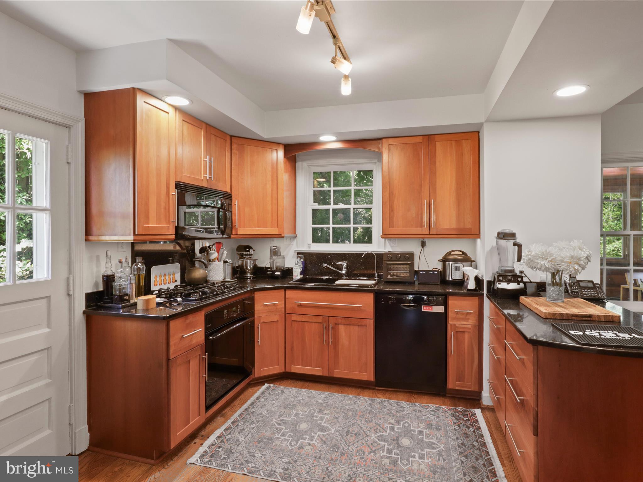 4725 Rock Spring Road Arlington, VA 22207 - Photo 12 of 59 Gas Cooking, Built-in Microwave