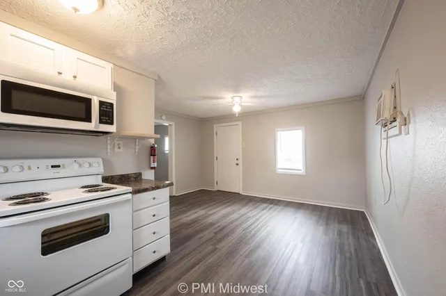 $799 | 2142 West US Highway 40, Unit 8, Greenfield, IN 46140