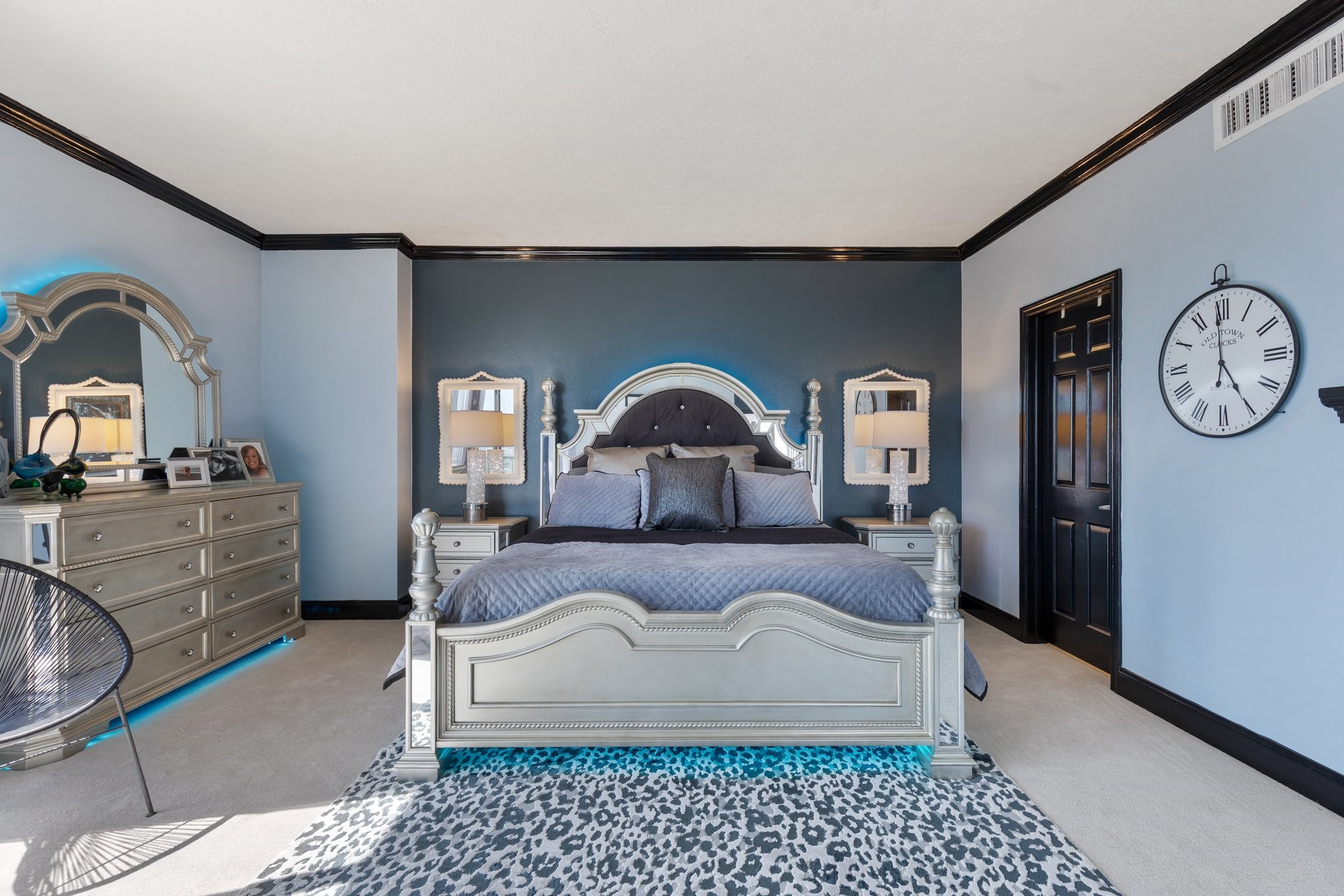 3350 McCue Road, Unit 2404 Houston, TX 77056 - Photo 37 of 49 a bedroom with a bed and a dresser