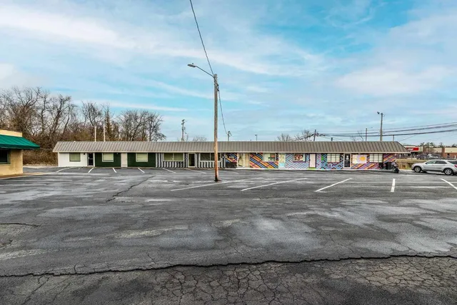 $385,000 | 828 East Main Street, Carbondale, IL 62901