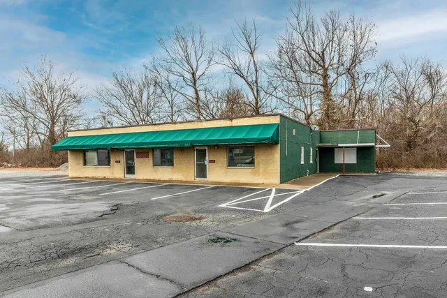 $385,000 | 828 East Main Street, Carbondale, IL 62901