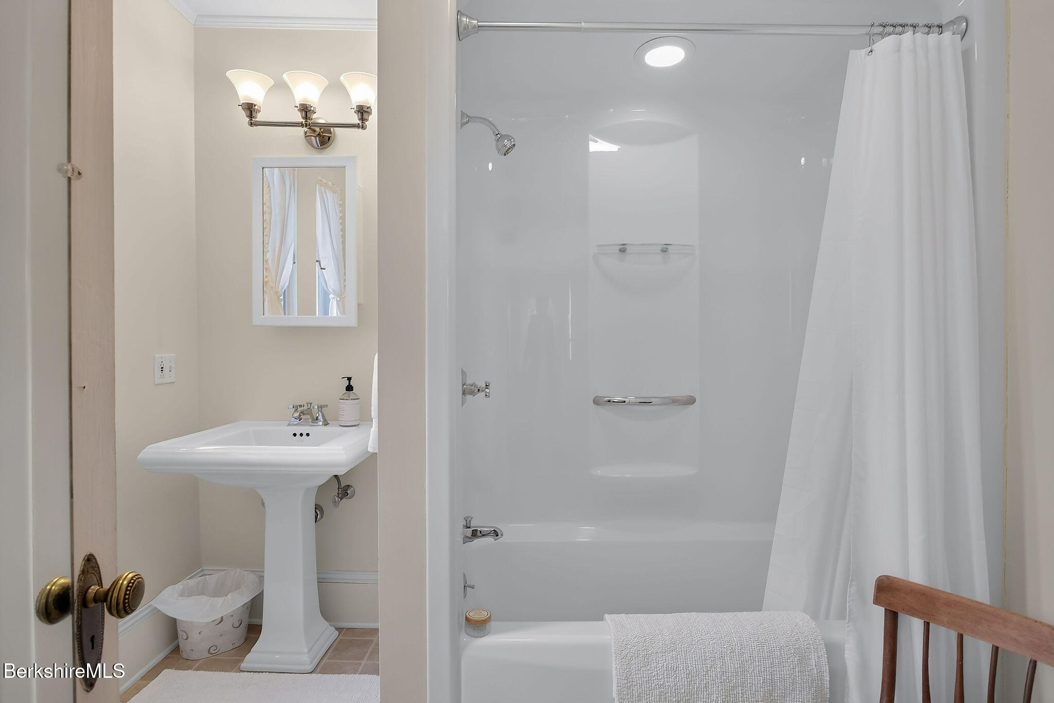 41 Main Street, Unit 7 Stockbridge, MA 01262 - Photo 12 of 16 Full Bathtub/Shower