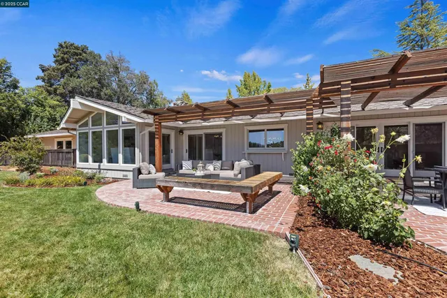 $2,150,000 | 11 Breck Court, Moraga, CA 94556