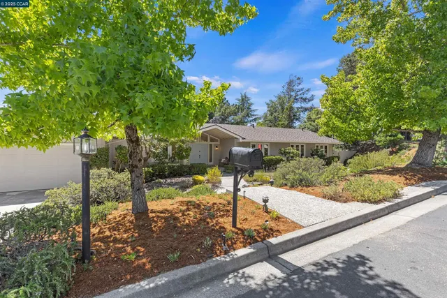 $2,150,000 | 11 Breck Court, Moraga, CA 94556