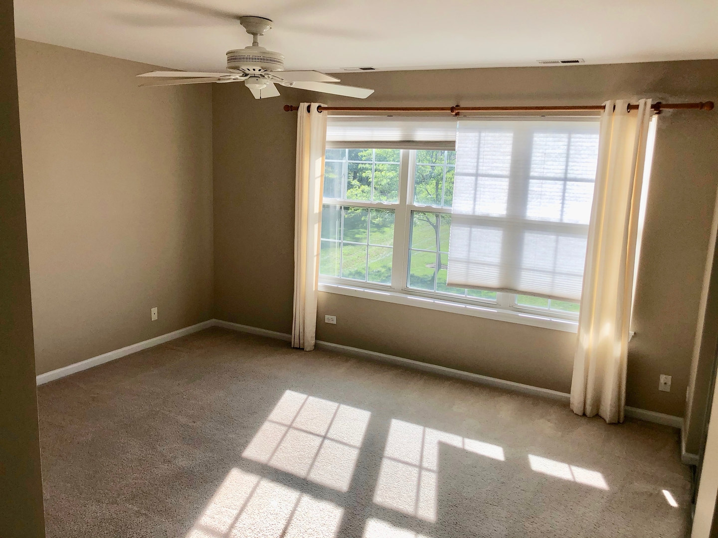 3072 Falling Waters Lane Lindenhurst, IL 60046 - Photo 10 of 27 a view of an empty room with a window
