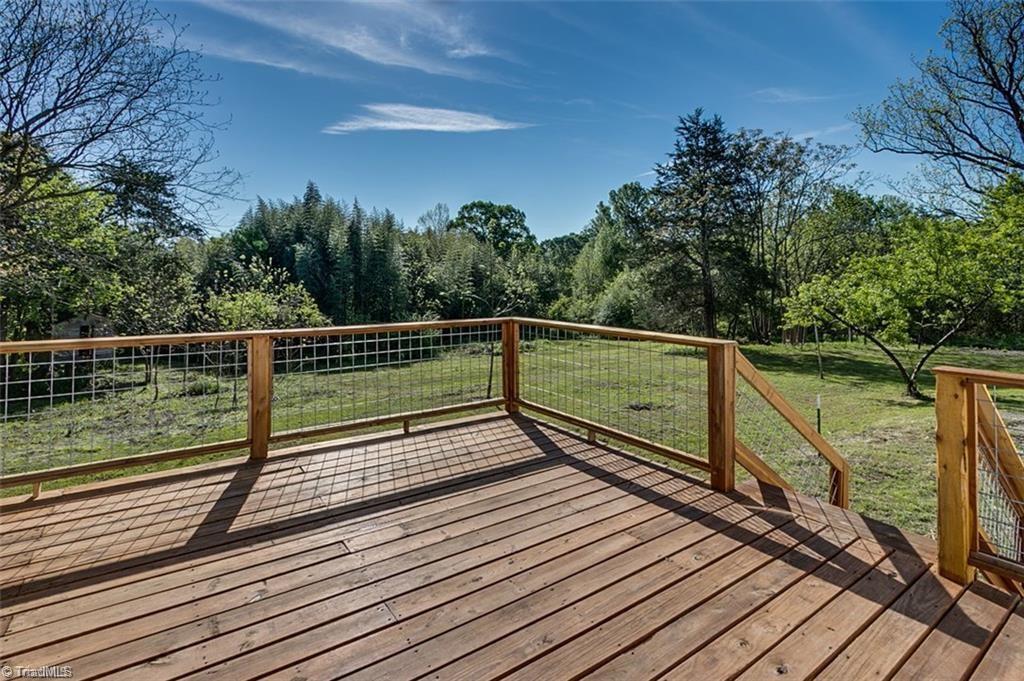 New back deck overlooking yard 