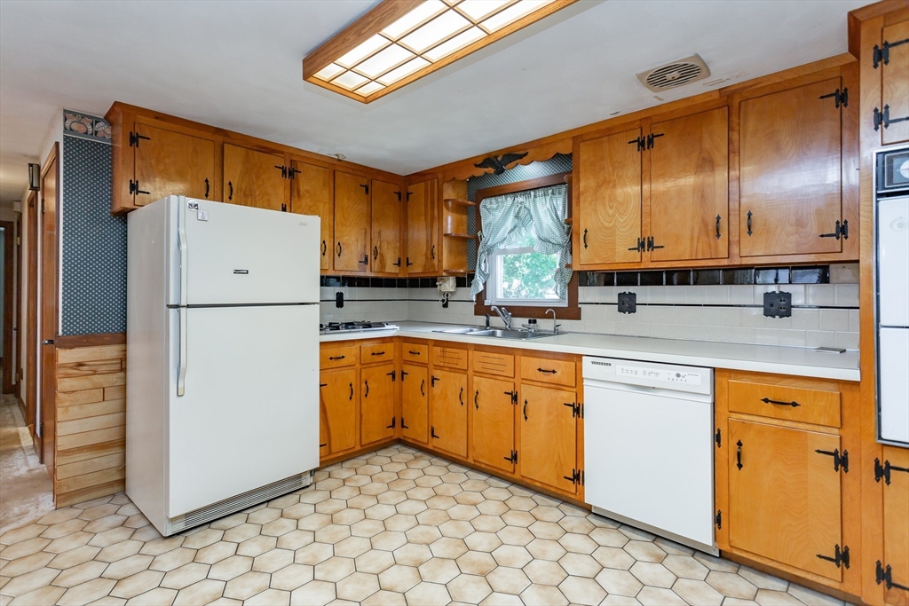 68 Redwood Road Somerset, MA 02726 - Photo 9 of 28 Gallery Image 9