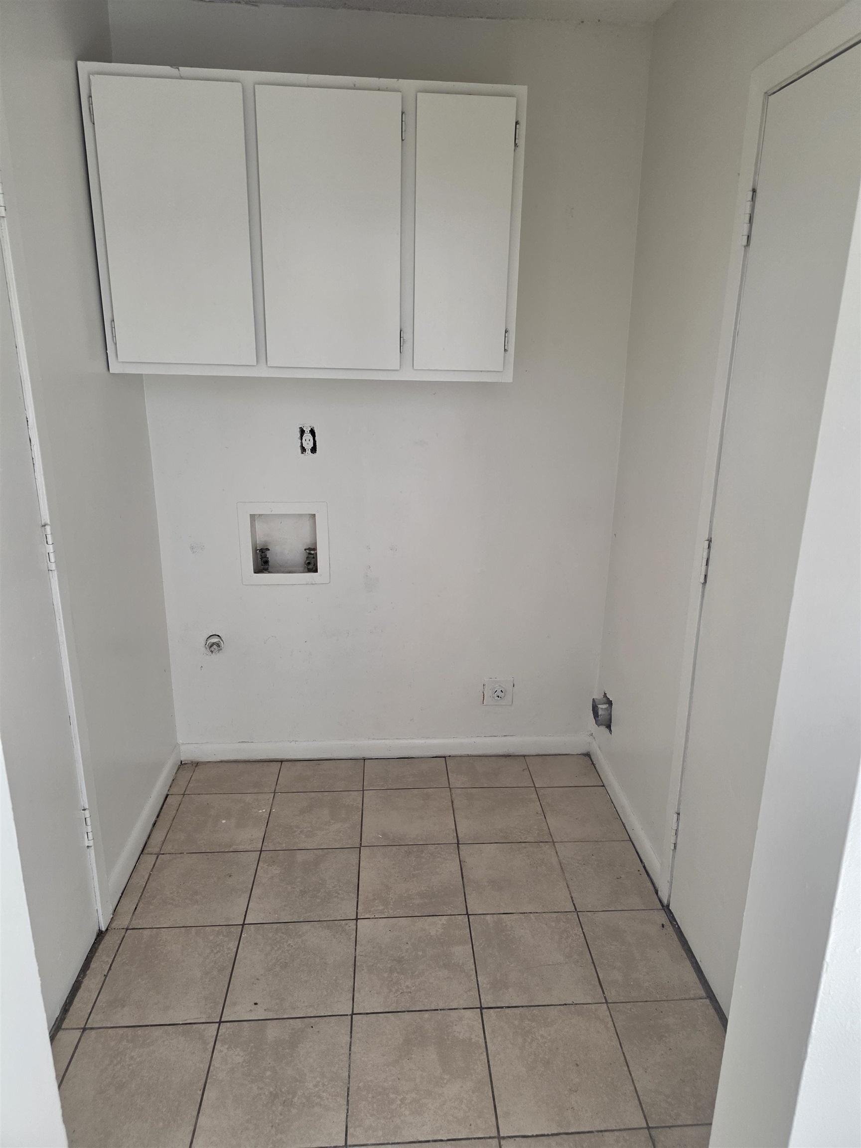 4729 Wild Plum Court, Unit 112 Memphis, TN 38118 - Photo 7 of 9 a view of a utility room with dishwasher and a window