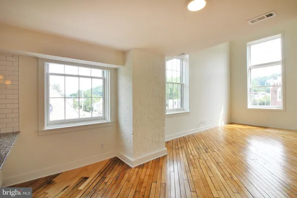 $2,650 | 71-75 North Main Street, Unit 304, Lambertville, NJ 08530